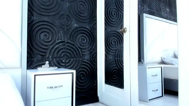 AbigailWilliams  online show from November 3, 11:25 am