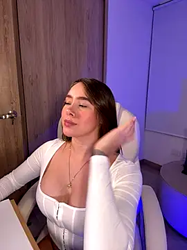 Lanataylor- online show from October 12, 3:20 am