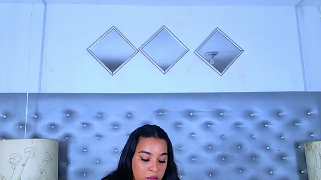 EileenBenzon online show from April 15, 7:58 pm