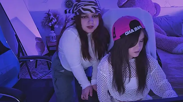 Elainebeness online show from April 17, 9:17 pm