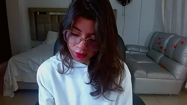 zoecruzz online show from March 24, 2:00 pm