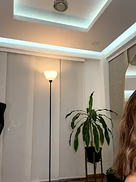 nicollefiorett online show from January 6, 11:52 pm