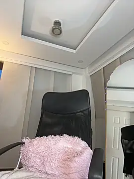 nicollefiorett online show from March 10, 11:09 pm