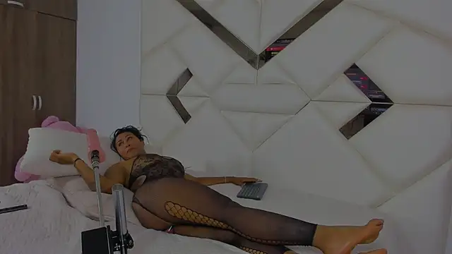 StormyButty18 online show from December 18, 2:16 am