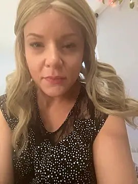 EllaSnow online show from April 6, 5:25 pm