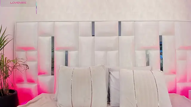 im nika  online show from December 1, 1:25 pm