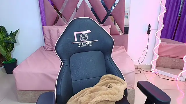 kendra tay online show from October 31, 3:41 am