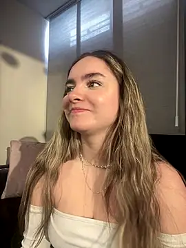 imlindapink online show from September 26, 4:15 pm