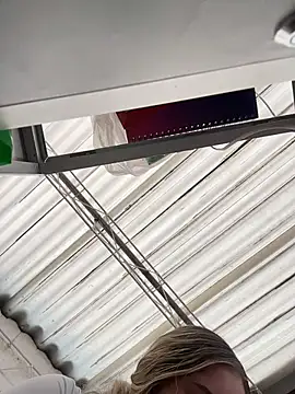 imlindapink online show from April 16, 9:39 pm