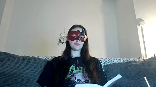 LexiSnowUK online show from December 15, 9:25 am