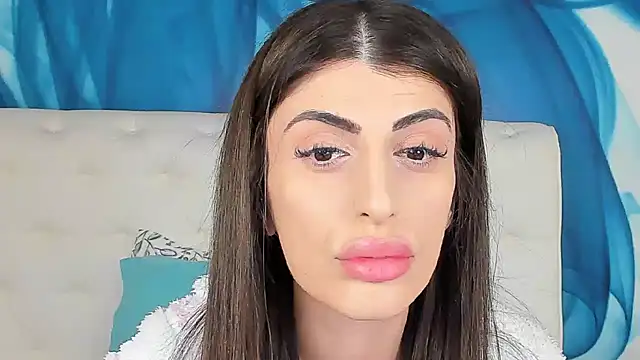 SkinnyDolly online show from March 4, 8:15 pm