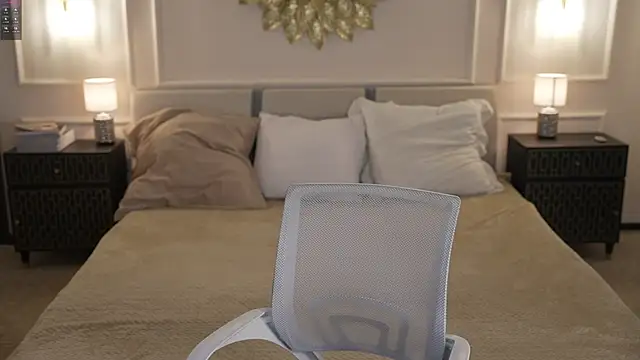 Magnetic Mia  online show from November 22, 2:03 am