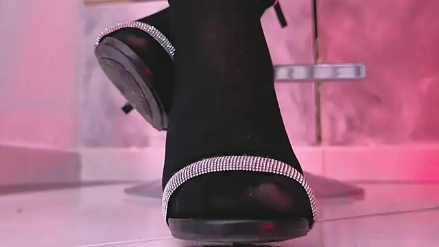 Ellaochoa online show from February 12, 1:13 pm