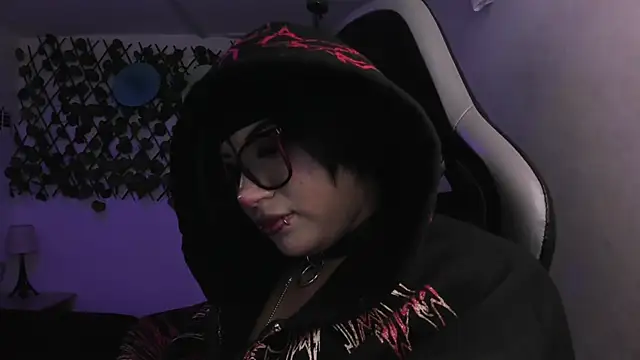 Kitty Gang online show from April 10, 6:30 am