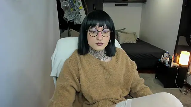 ShiiraVelkor online show from September 26, 9:40 am