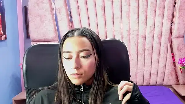 Miaa Thopmson online show from September 19, 7:24 pm