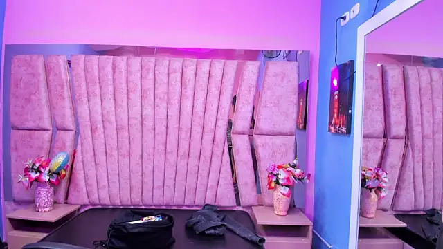 Miaa Thopmson online show from April 7, 10:12 pm