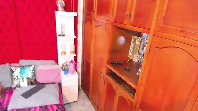 larafoxter online show from October 3, 4:28 am