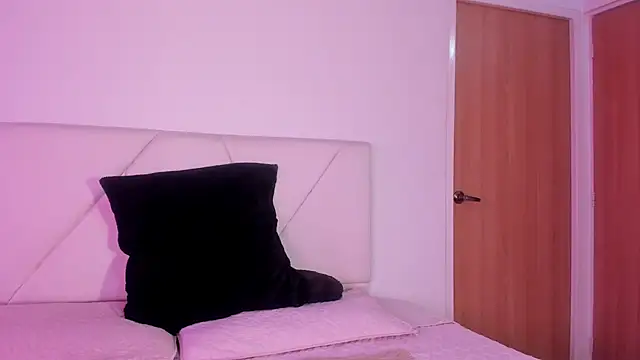 julz 03 online show from October 18, 7:37 pm