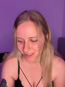 lunawolf21 online show from May 11, 6:37 am