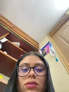 alissonfernandez  online show from April 9, 1:30 am