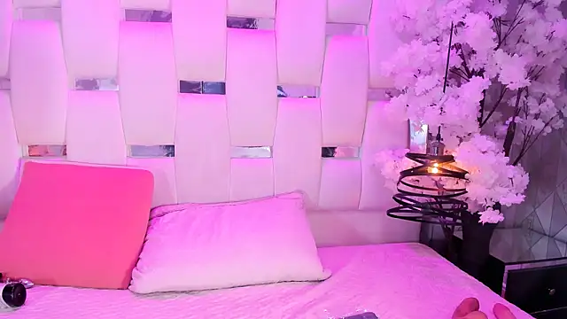 Parismorelli1 online show from April 18, 6:05 am