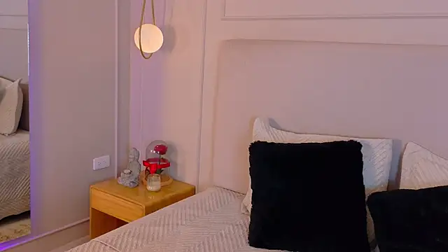 OlayaCooper online show from October 7, 7:18 pm