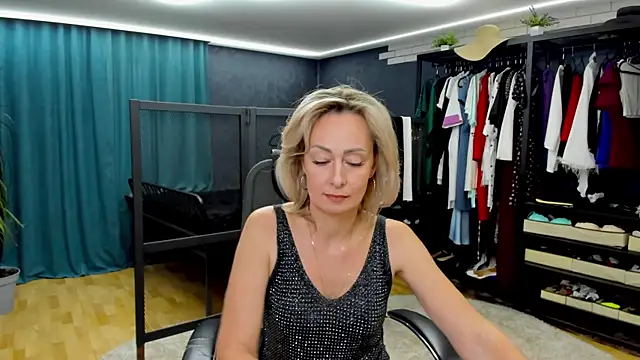 Julia Cherry  online show from June 7, 3:30 pm