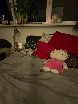 secretkitty13 online show from May 18, 11:33 pm
