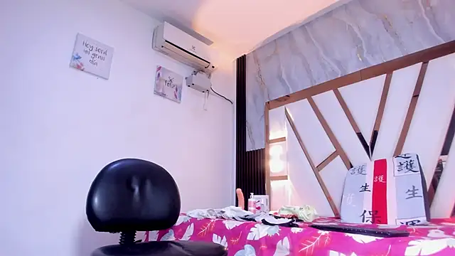 amber diior online show from September 28, 2:18 am