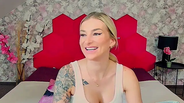 Lia Benini online show from March 18, 1:27 pm