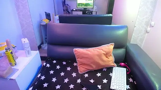 mia collens online show from February 15, 8:57 am