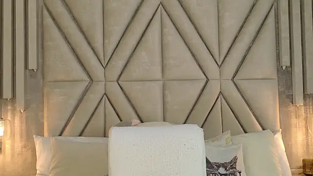 MilaRux online show from October 2, 6:35 pm