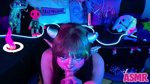 LaytonBox online show from October 6, 3:07 pm