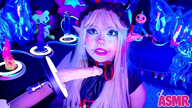 LaytonBox online show from November 16, 4:40 pm