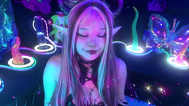 LaytonBox online show from April 16, 3:01 pm