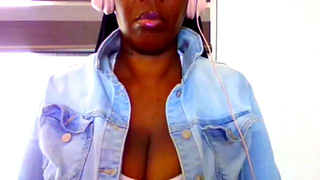 chocolatechipkukky85 online show from April 29, 8:58 pm