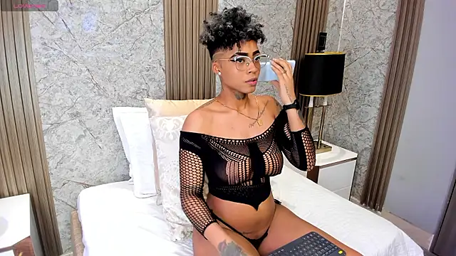 LuciaWallace online show from March 5, 10:49 pm