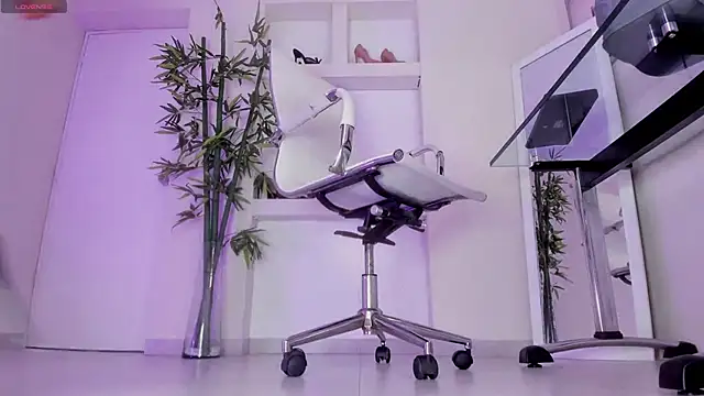 hannah howeell   online show from February 2, 9:52 am