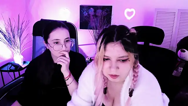 DiaAngell online show from April 3, 8:51 pm