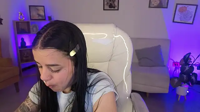 Nicole Foxx  online show from November 18, 7:15 pm