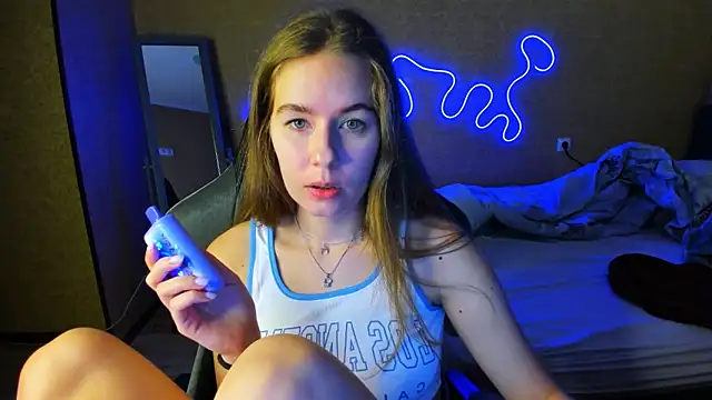 EmilyPaw online show from May 17, 6:18 pm