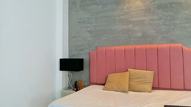 Alaia Colins online show from March 22, 11:44 pm