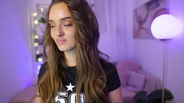 Clara Nia online show from November 21, 8:00 pm