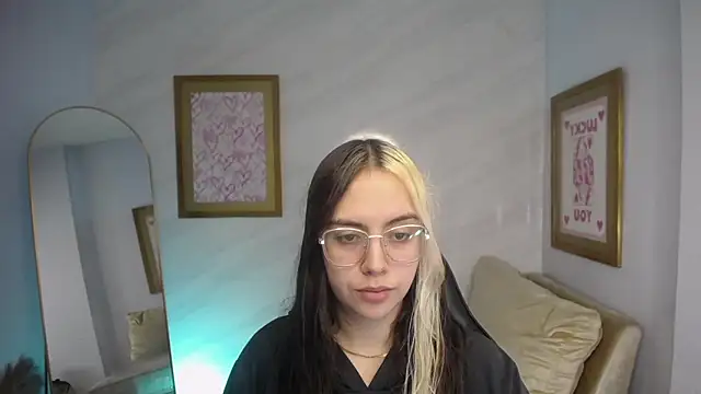 Hela v online show from September 20, 1:09 pm