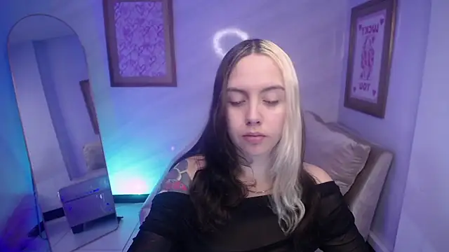 Hela v online show from September 18, 12:04 pm