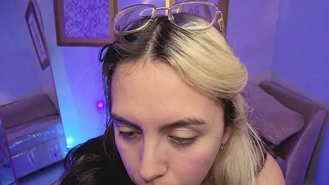 Hela v online show from December 15, 8:03 pm