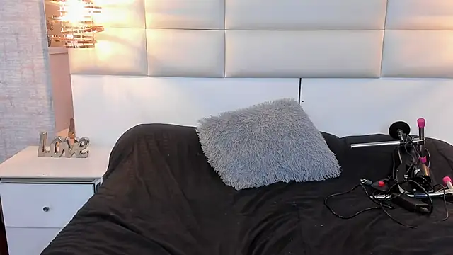 Nohemi louse online show from October 15, 8:55 pm