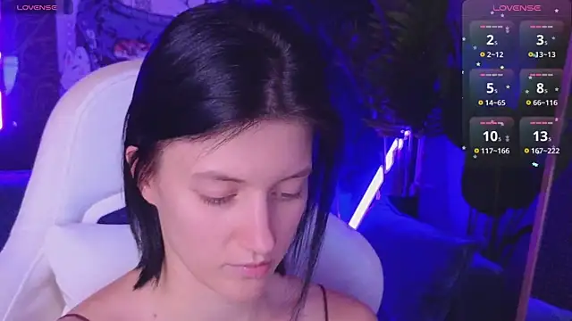 roxy riot  online show from April 10, 6:30 am