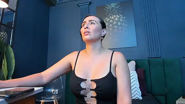 scarlet edwars online show from April 6, 6:31 pm